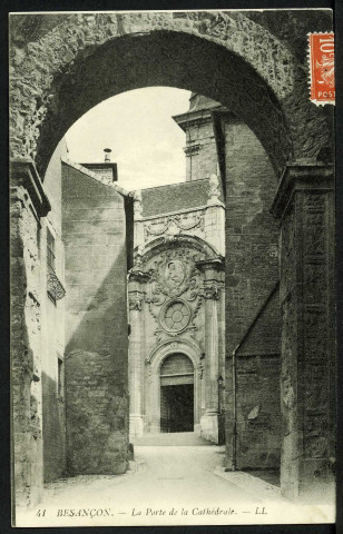 La porte de la cathédrale