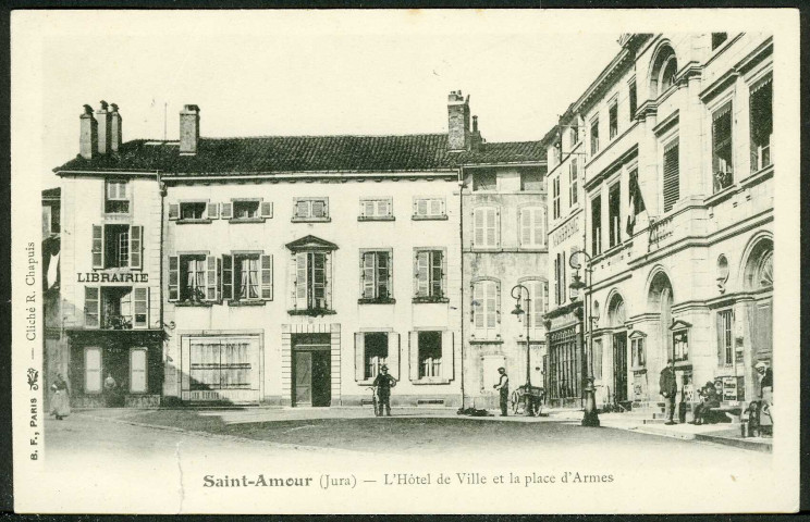 L'Hôtel de Ville et place d'Armes
