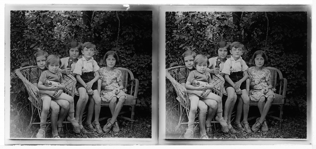 Les enfants Duvernoy avec leurs poupées