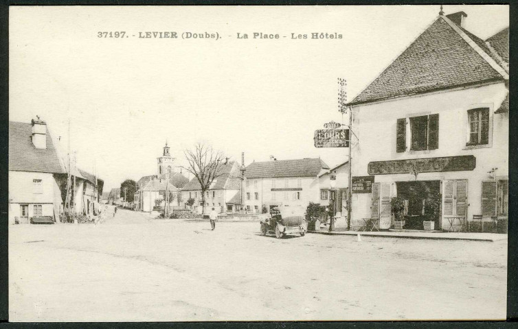 La place, les hôtels