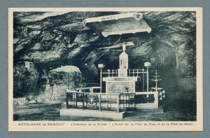 L'intérieur de la grotte, l'autel de la Pitié de Dieu et la Pitié de Marie