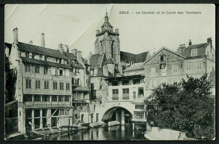 Vieilles maisons au bord du canal