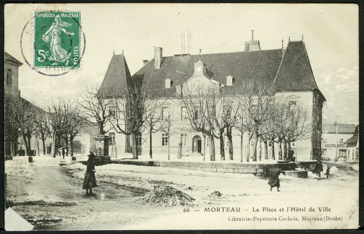 La place et l'hôtel de ville