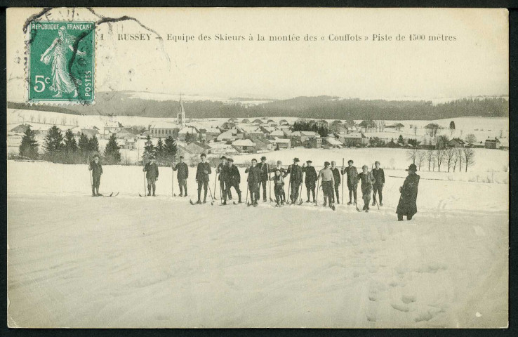 Skieurs à la montée des Couffrets