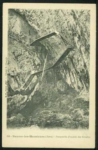Passerelle d'entrée des grottes