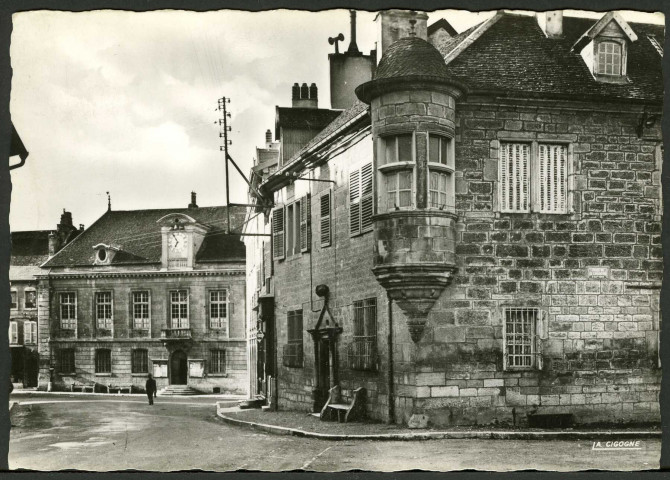 Vieilles maisons et tribunal