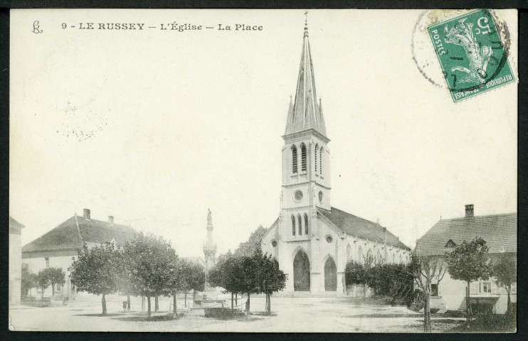 La place centrale et l'église