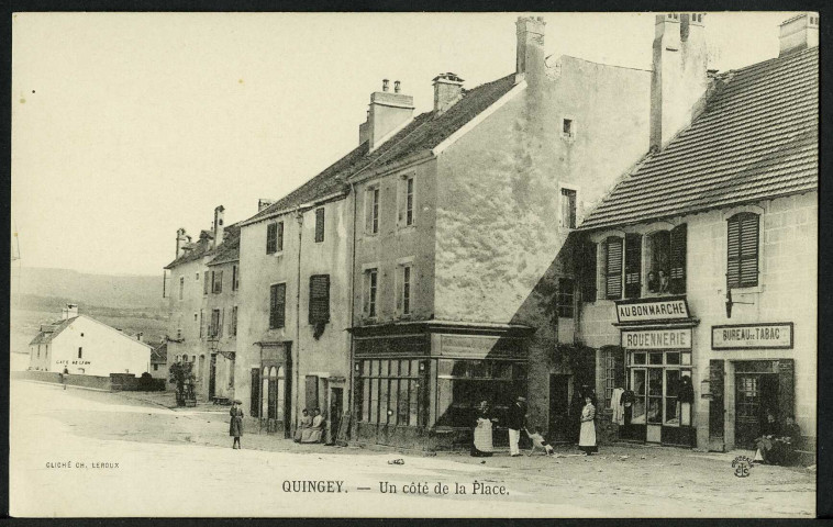 Un côté de la place