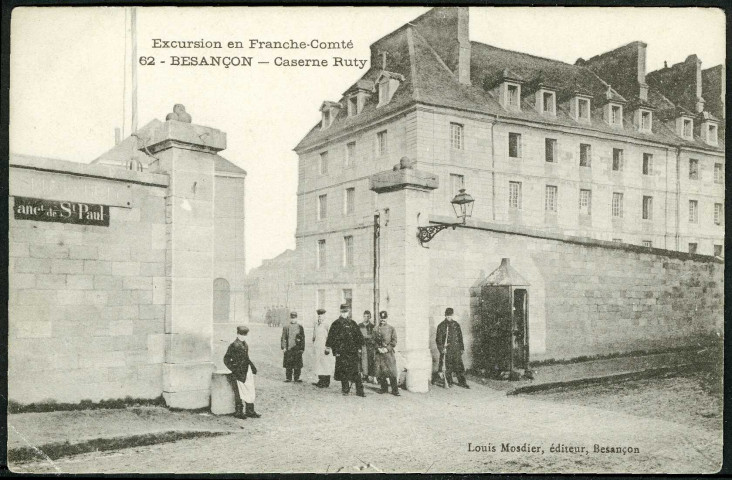 Vue de l'entrée de la caserne Ruty, rue Sarrail