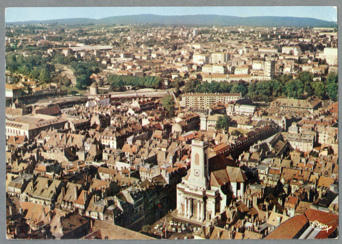 Vue aérienne - L'église St-Pierre, vue générale