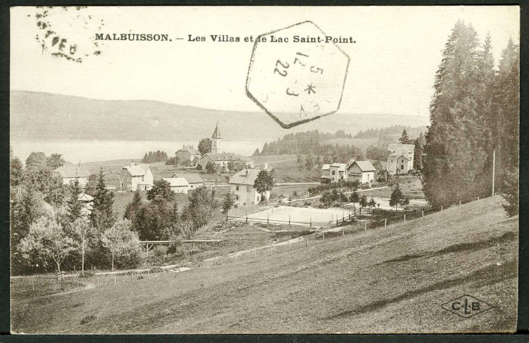 Les villas et le lac Saint-Point