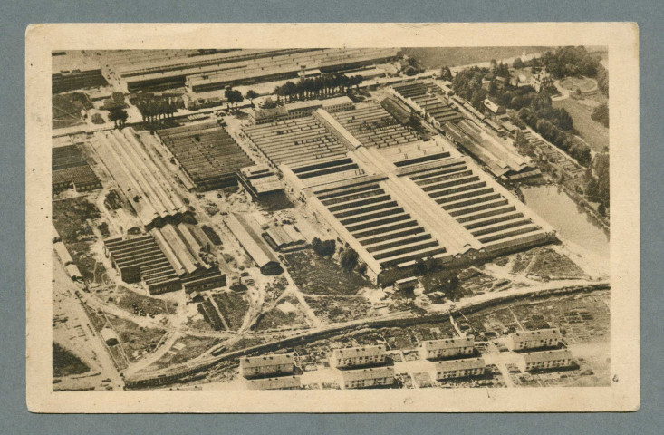 Vue d'ensemble prise en avion du groupe de production des automobiles Peugeot