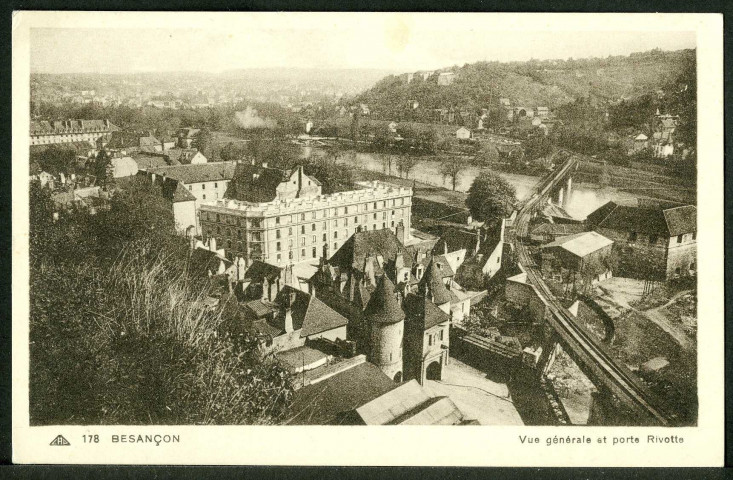 Panorama depuis la citadelle, au premier plan la porte Rivotte