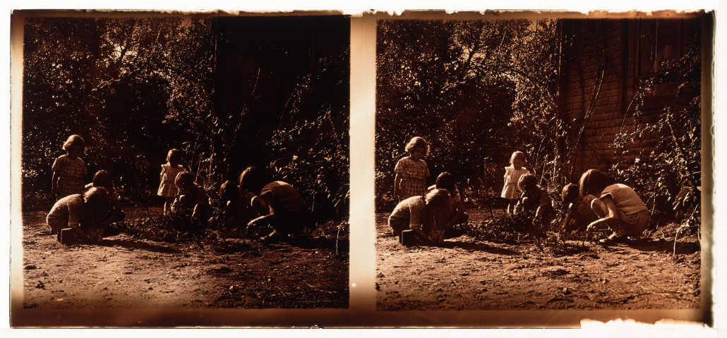 Les enfants jouent dans le jardin