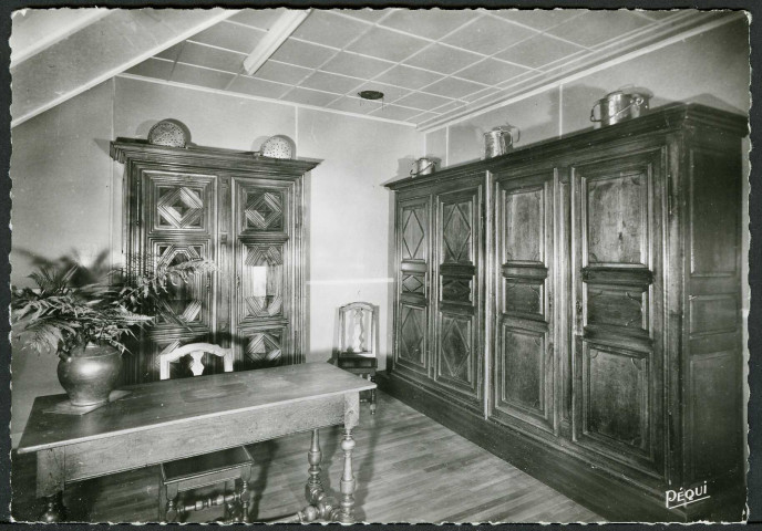 Armoires anciennes du vestibule de la lingerie