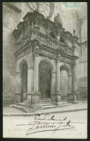 Portail de l'ancienne chapelle du collège