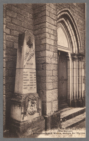 Monument aux Morts. Entrée de l'église