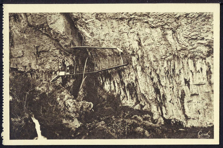Entrée des grottes et source du Dard