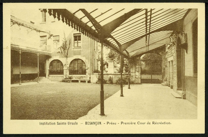 Institution Sainte-Ursule, préau, première cour de récréation