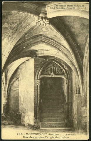 Une des portes d'angles du cloître