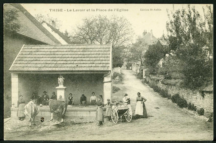Le lavoir et la place de l'église