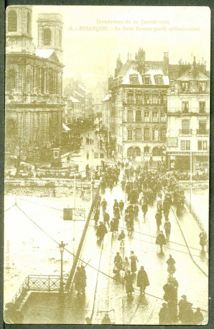 Vue du pont Battant gardé militairement, inondations 1910