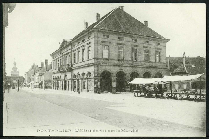 L'hôtel de ville et le marché