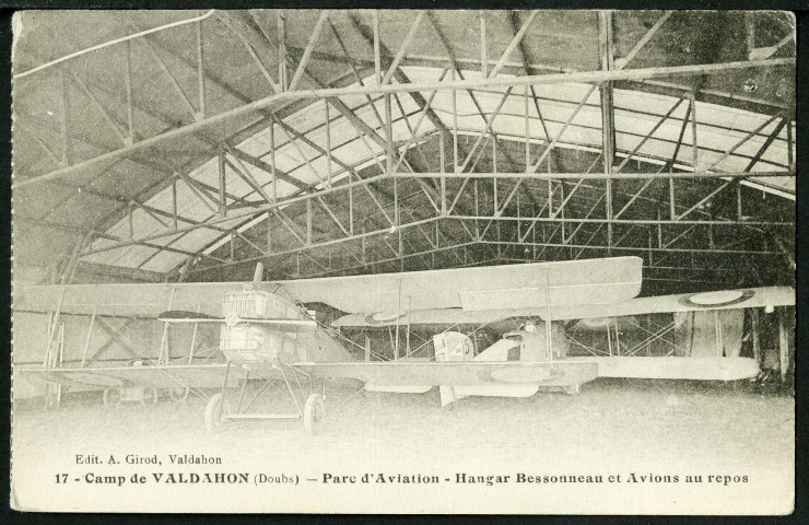 Parc d'aviation, hangar Bessonneaux et avions au repos