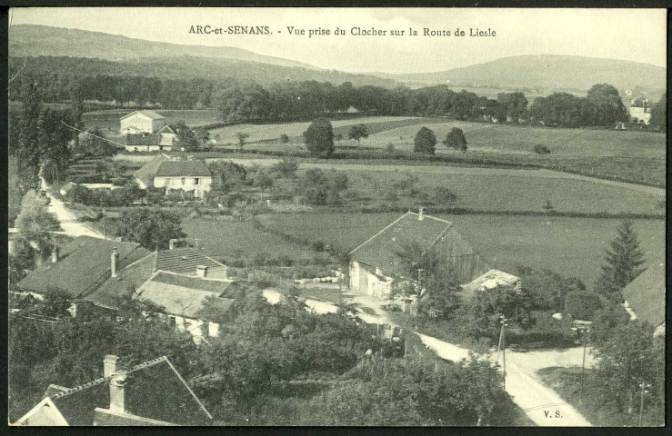 Vue prise du clocher sur la route de Liesle