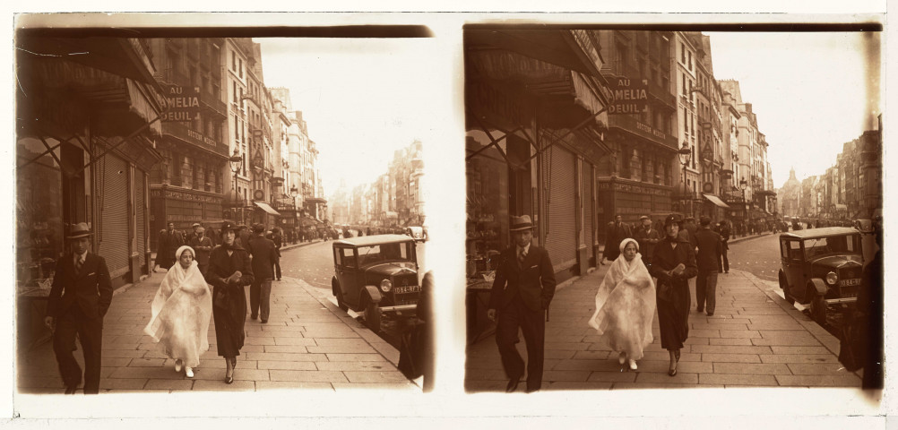 Marguerite en tenue de communiante avec sa mère rue Saint-Antoine