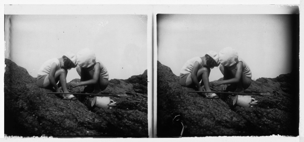 Les filles Duvernoy dans les rochers