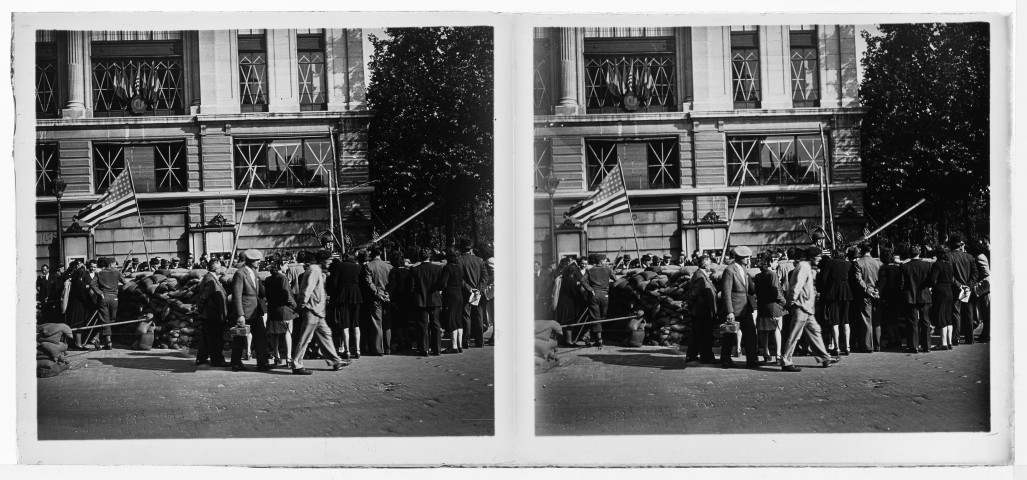 Véhicules américains entre la Samaritaine et le Pont-neuf