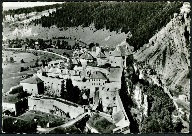 En avion au-dessus de Pontarlier, le fort et le château de Joux