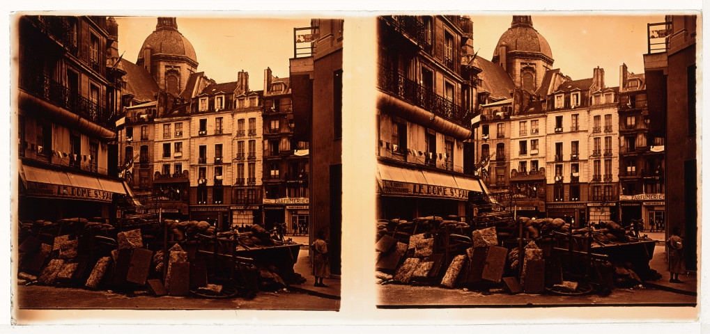 Barricades rue Malher, drapeaux aux fenêtres