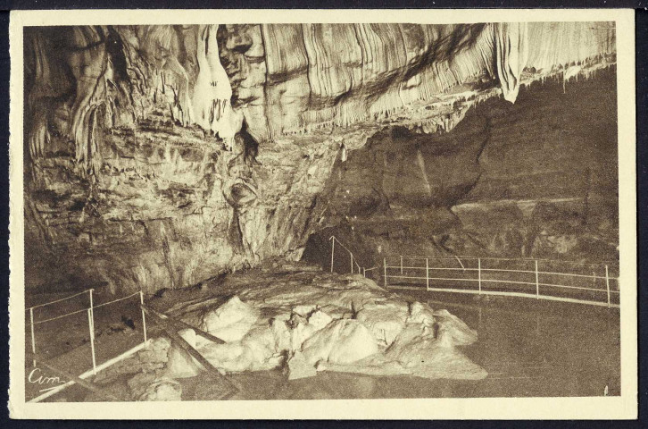 Salle des petits lacs, une coulée de stalactites