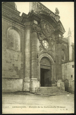 Entrée de la cathédrale Saint-Jean