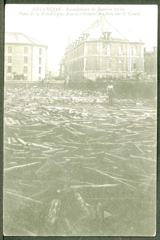 Amoncellement de bois sur le canal Saint-Paul, inondations 1910