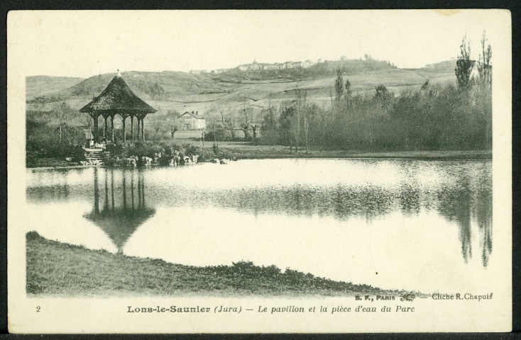 Le pavillon et la pièce d'eau du parc