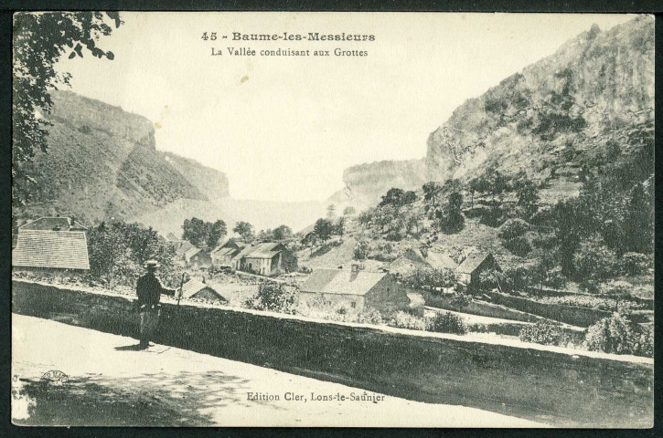 La vallée conduisant aux grottes