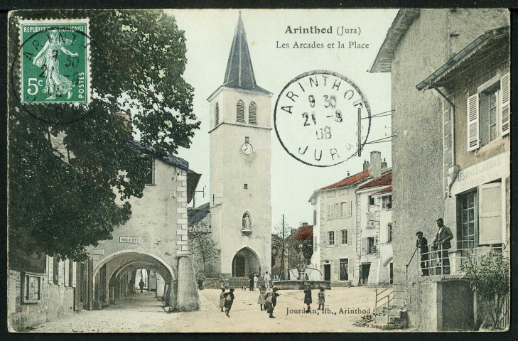 Les arcades et la place