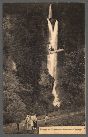 Passage du téléphérique devant une cascade