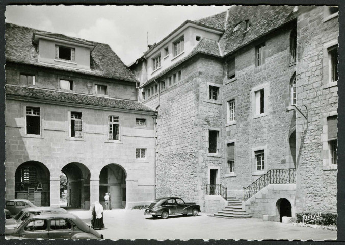 Cour Saint-Etienne et entrée du pavillon Saint-Anne