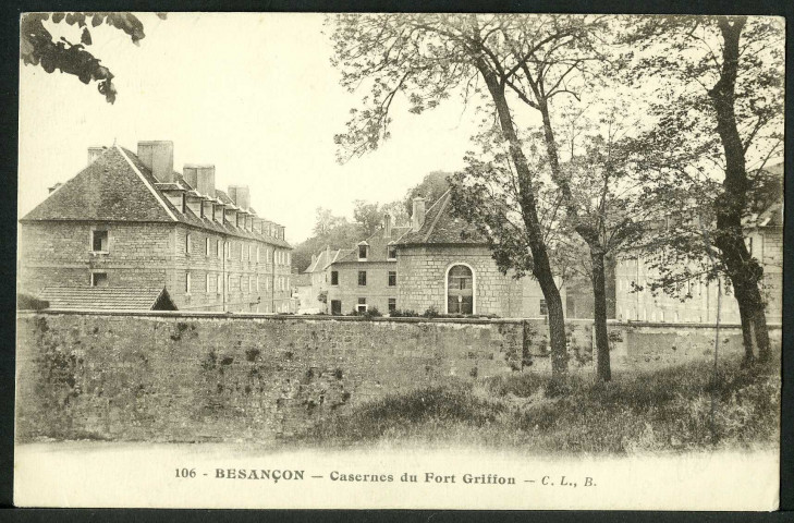 Vue des casernes du fort Griffon