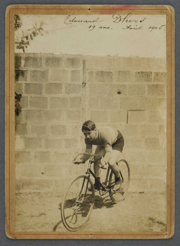 Eugène Dhers posant sur sa bicyclette