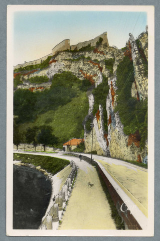 Route aux pieds des rempart et la Citadelle
