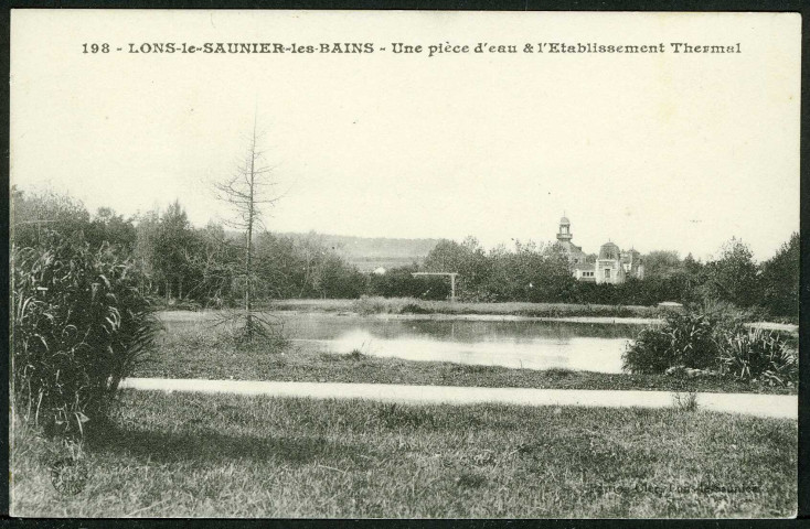 Une pièce d'eau et l'établissement thermal