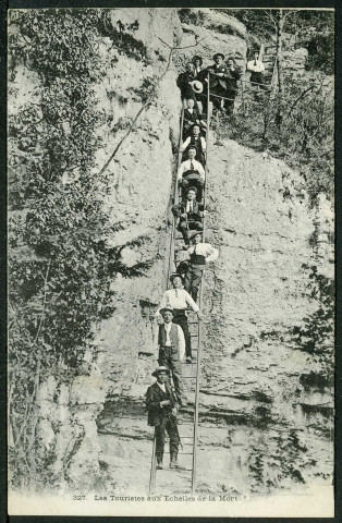 Les touristes aux Échelles de la Mort