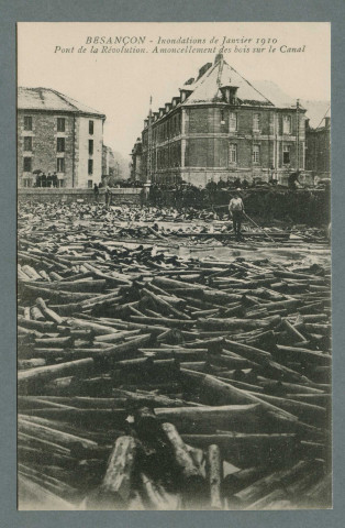 Pont de la République. Amoncellement des bois sur le canal