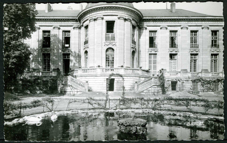 Façade sur le parc de la préfecture